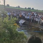 महाराष्ट्रातील सोलापूरमध्ये पिकअप व्हॅन विहिरीत पडल्याने 8 जणांचा मृत्यू झाला आहे