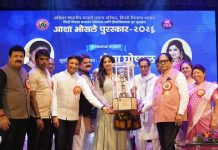 पं. हृदयनाथ मंगेशकर यांच्या हस्ते श्रेया घोषाल यांना आशा भोसले पुरस्कार प्रदान